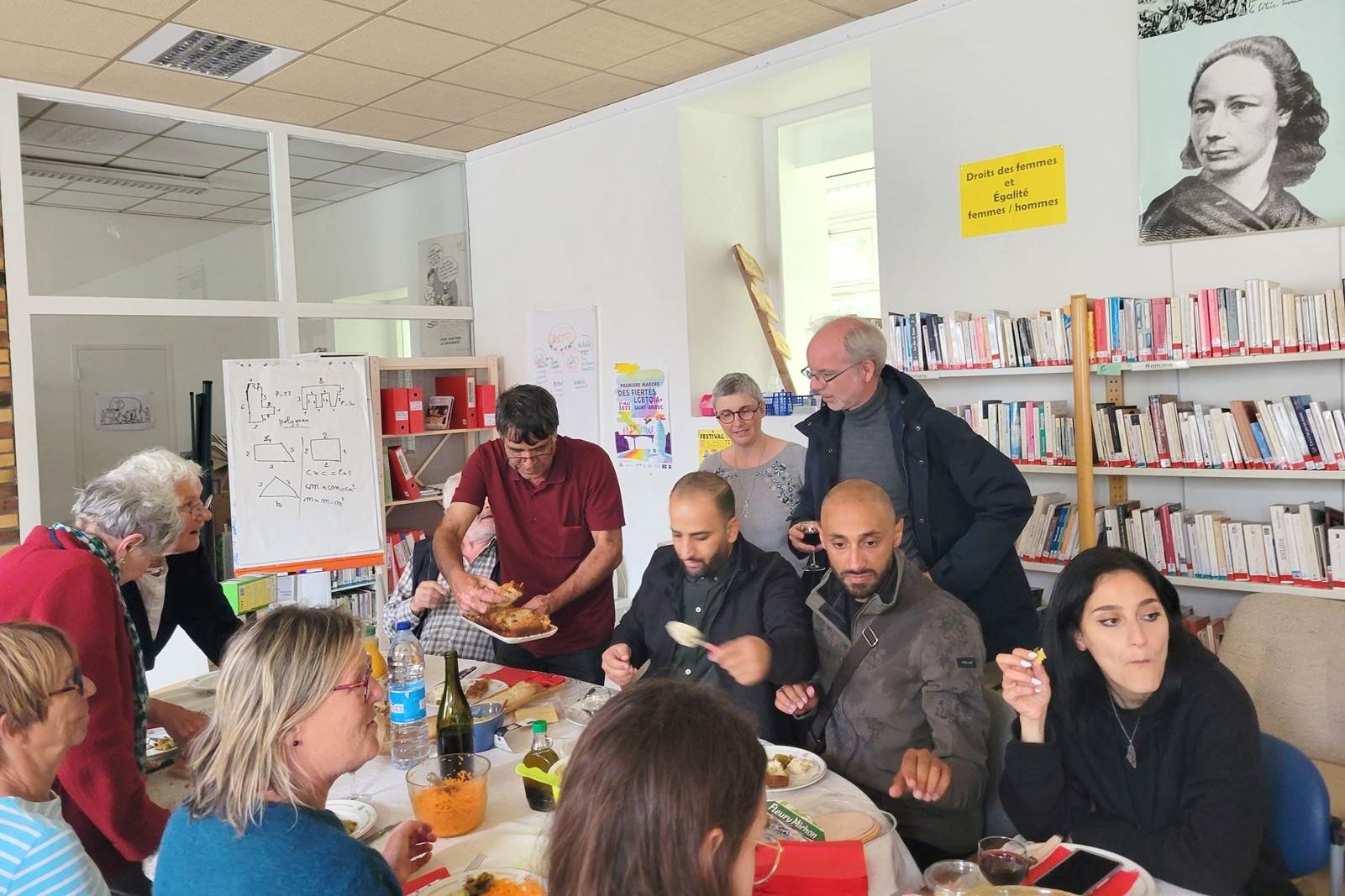 17 juin au resia Zaki Buttman le maire de Battir fait honneur au gateau de Mariannick